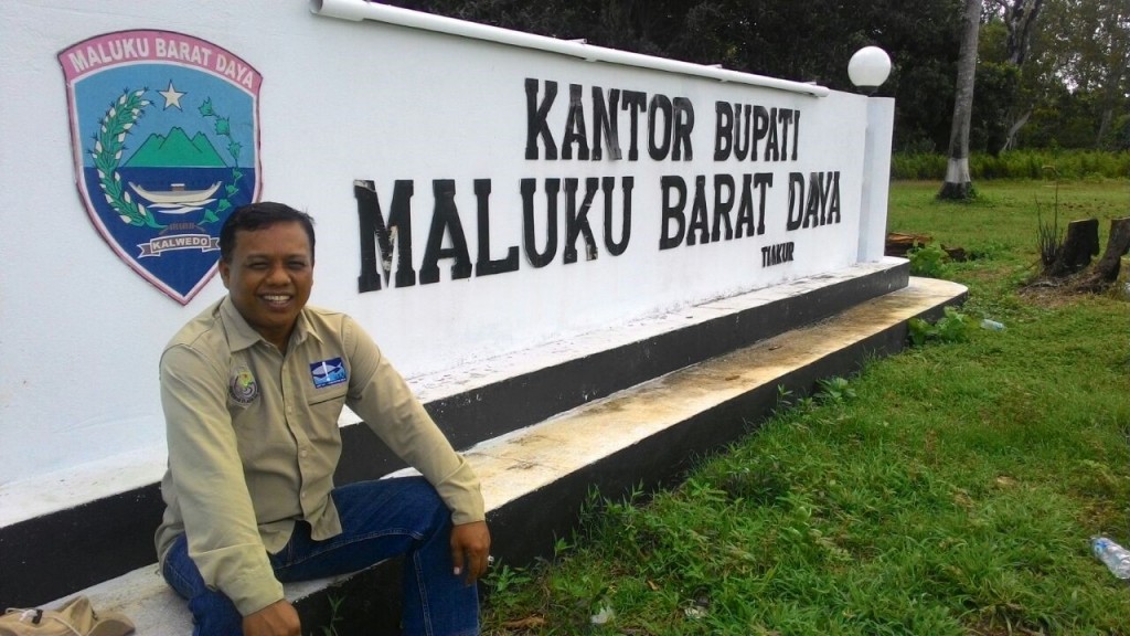 Khoirul Anam, manajer lapangan untuk Maluku Barat Daya memulai tugasnya di PSKPT-KKP dengan senyuman. (foto: istimewa)