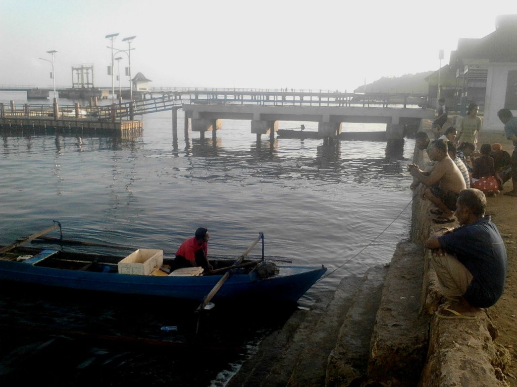 Suasana di dermaga, tempat nelayan sering mendaratkan hasil tangkapan 