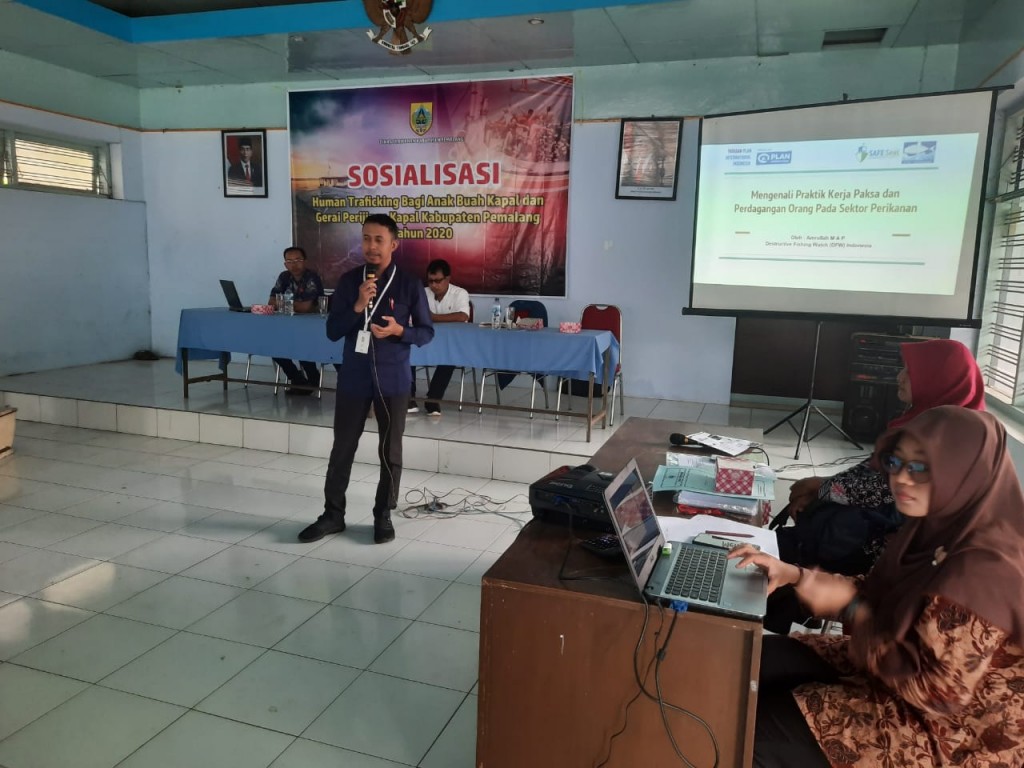 Amrullah, field manajer DFW Indonesia memberikan paparan pada sosialisasi human trafficking pada sektor perikanan tangkap di kabupaten Pemalang.